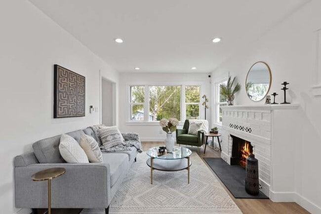 Photo - 5018 Congress Ave