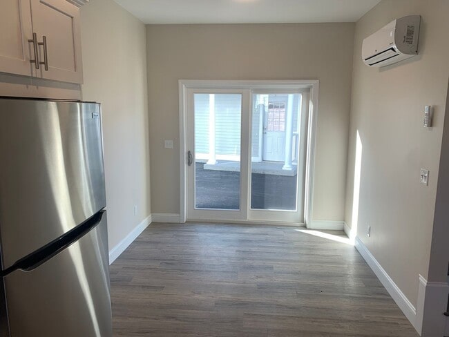 Photo - 129 Kenoza Ave Unidad 3