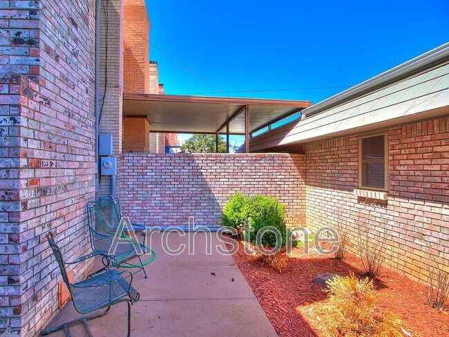 Photo - 3063 W Wilshire Blvd