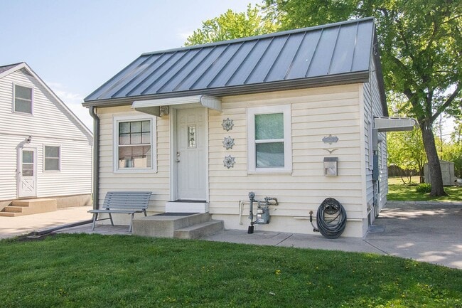 Building Photo - Cozy 2 Bedroom SE Rochester Home with Incredible Yard!