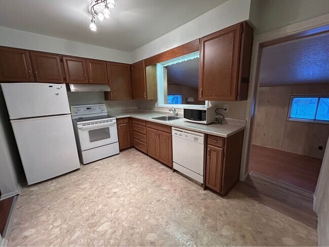 Photo - 1035 Connaught Crescent