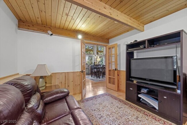 Photo - 310 Kris Kringle Rd