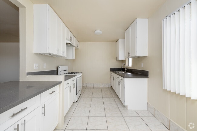 2BR, 1BA - 700SF - Kitchen