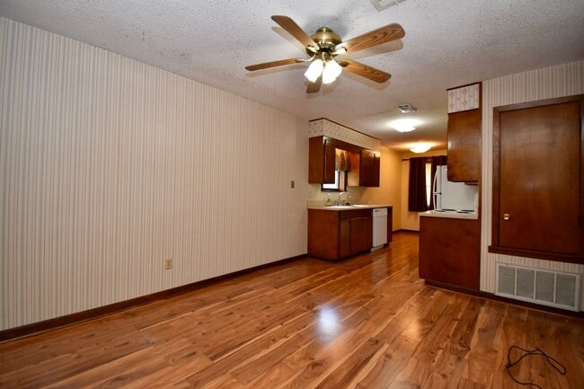 Photo - 930 Sybil Dr