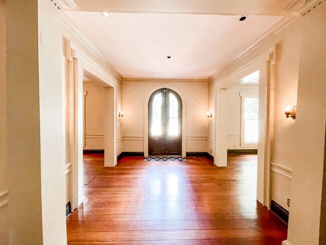 Photo - 5 bed 3 bath with pool!!!