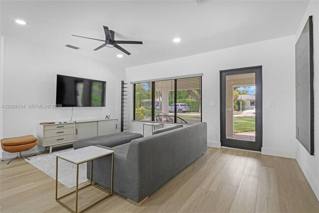 Photo - 811 NE 17th Ct