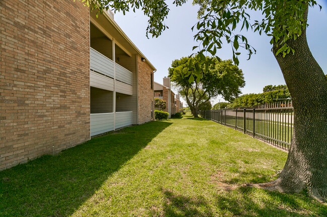 Well-kept grounds - Broadmoor Villas