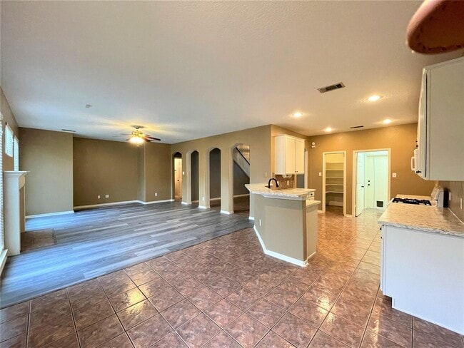 Building Photo - 2115 Hollyfield Ln