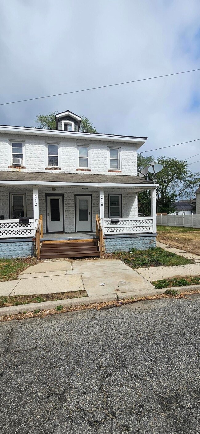 Photo - 210 W McNeal St