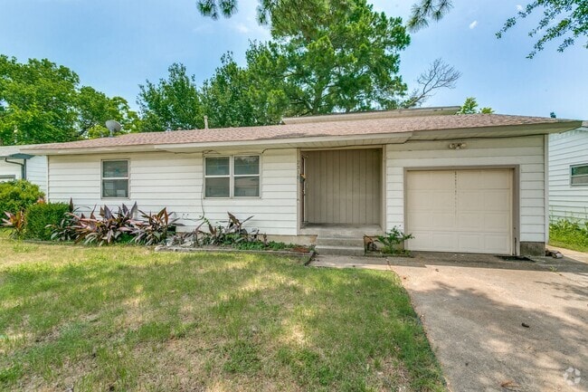 Building Photo - Renovated House in Irving • Great Location