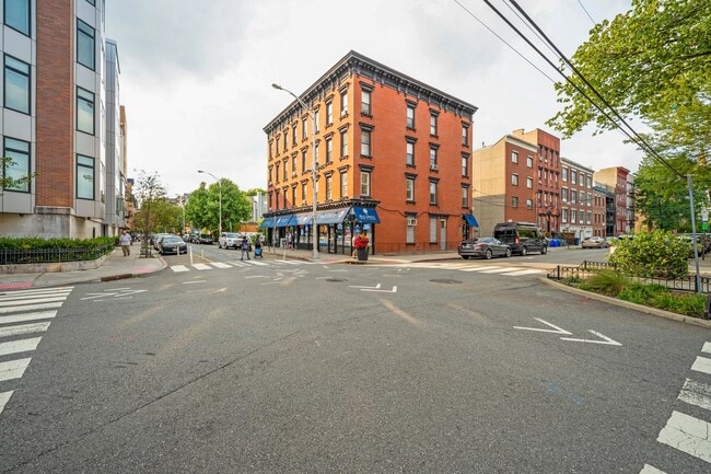 Building Photo - 450 1st St Unit 2 Rental