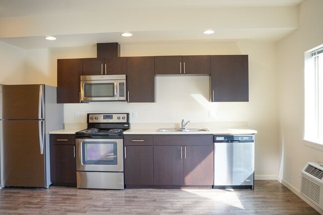 Photo - Love Where You Live!  Great Studio in Sellwood! Unit 07