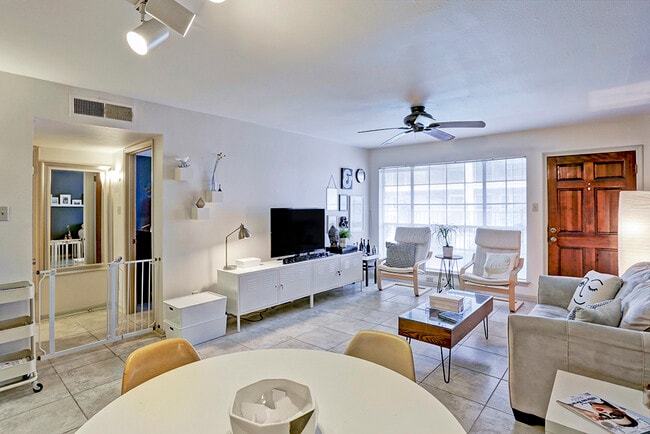 Sala de estar - 2507 Montrose Blvd Unidad 10