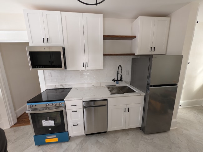 Building Photo - 2226 Windsor Ave SW