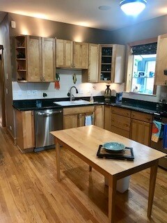Kitchen - 1843 W Waveland Ave Unit 2