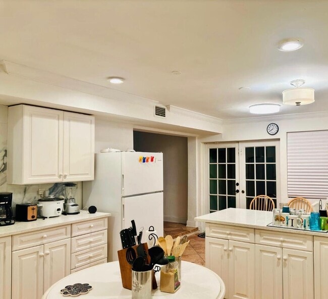 Photo - 272 NE 42nd St