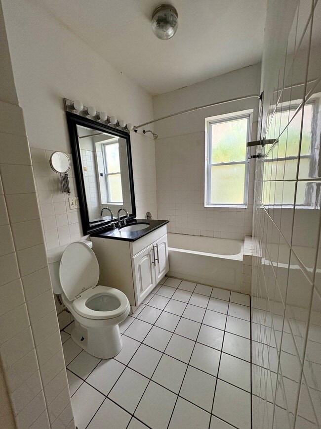 Photo - 3547 W Dickens Ave Unidad 1