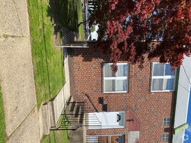 Building Photo - 1113 Faunce St Unit 1st Floor Rental