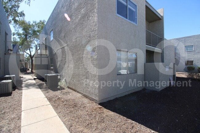 Building Photo - 2807 E Paradise Ln Rental