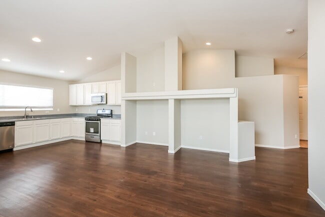 Photo - 438 River Glider Ave