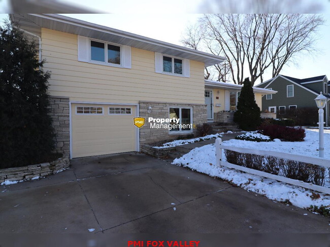 Building Photo - Beautiful Home Appleton