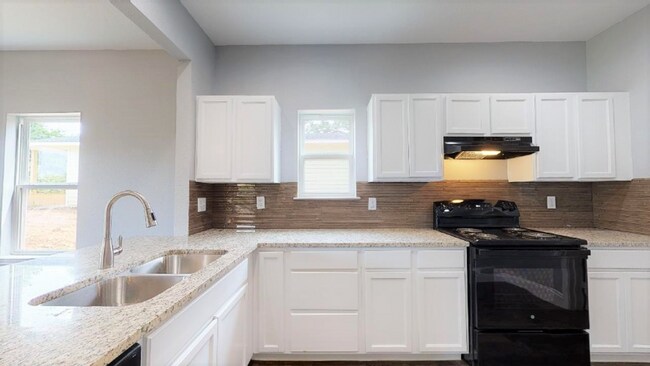 Photo - 114 E Oak St