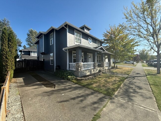 15817 Lakeview Ave SE