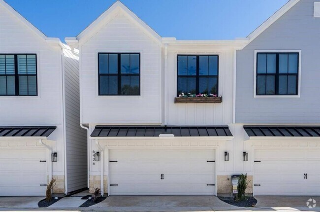 Building Photo - Modern 3-Bedroom Townhome in Gated Highlan...