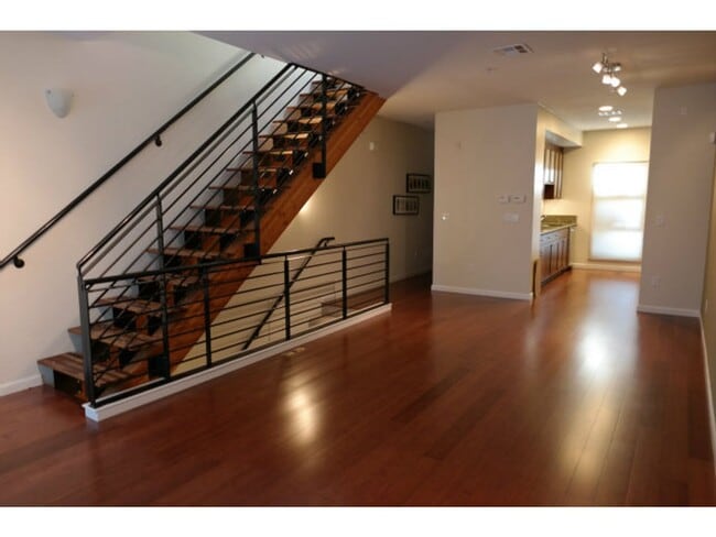 Building Photo - Modern Townhome Style Tri-level 2-BR, 2.5B...