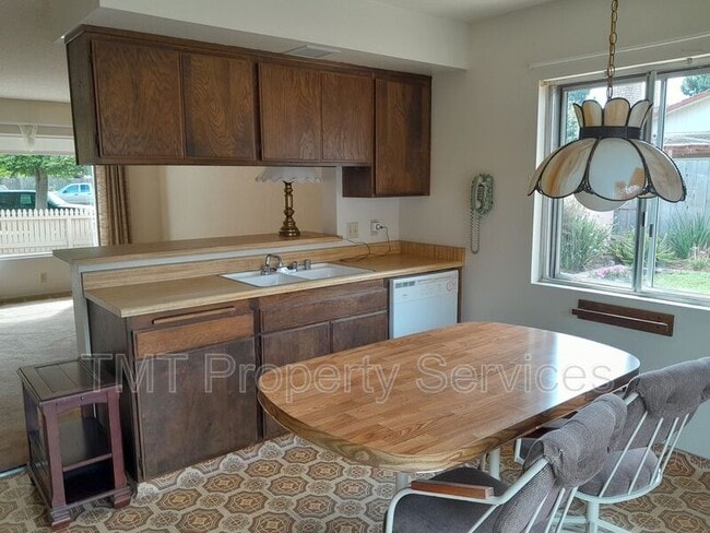 Photo - 805 N L St