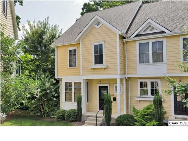 Building Photo - Spacious 3 Bedroom Townhouse Close to Down...