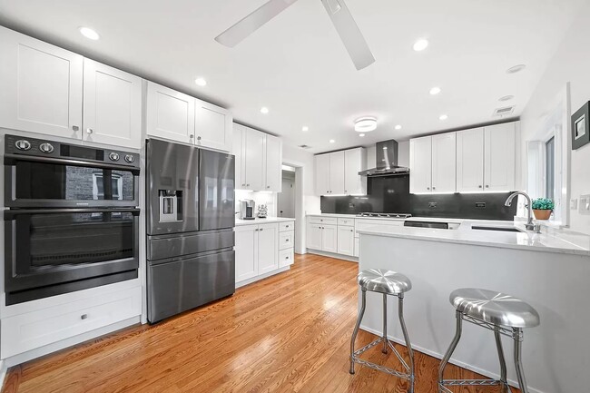 Photo - 2545 W Lunt Ave