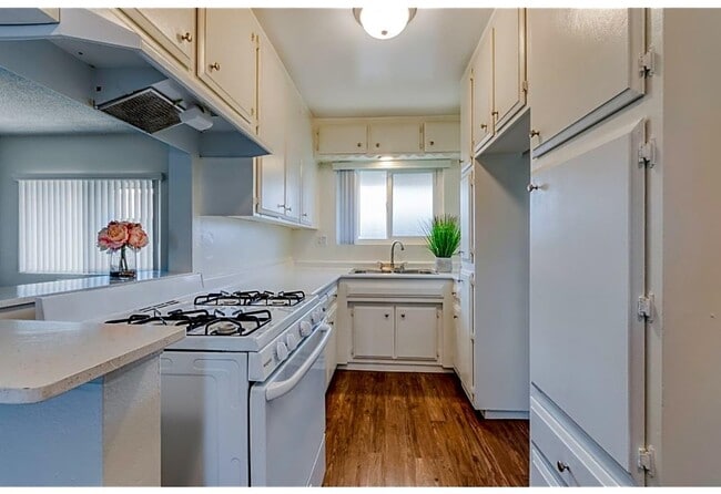 Photo - Somerset plaza