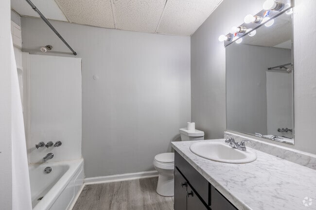 1BR, 1BA - 695SF - Bathroom