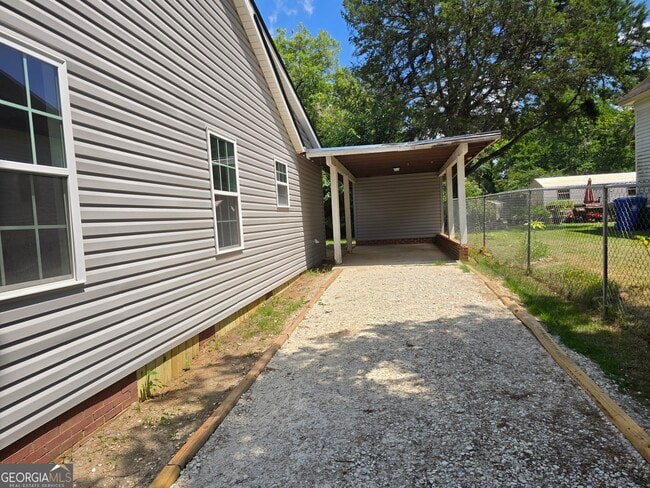 Photo - 305 Smith St