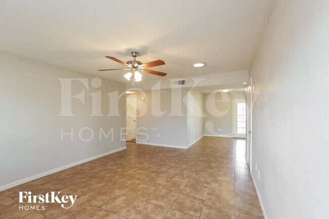 Photo - 425 E Julie Dr