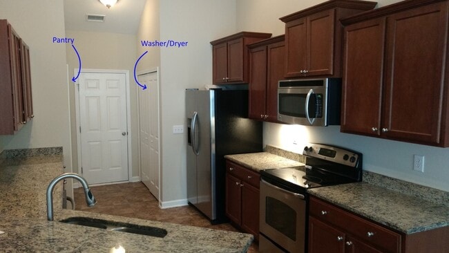 Cocina bien equipada con encimeras de granito y electrodomésticos de acero inoxidable. - 1604 Fairforest Court