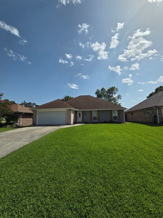 Photo - Water Front Living 3 Bedroom 2 Bath Open floor plan No Carpet