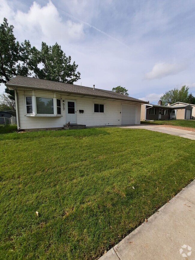 Building Photo - 3 BEDROOM | 2 BATH | HOUSE | SINGLE GARAGE...