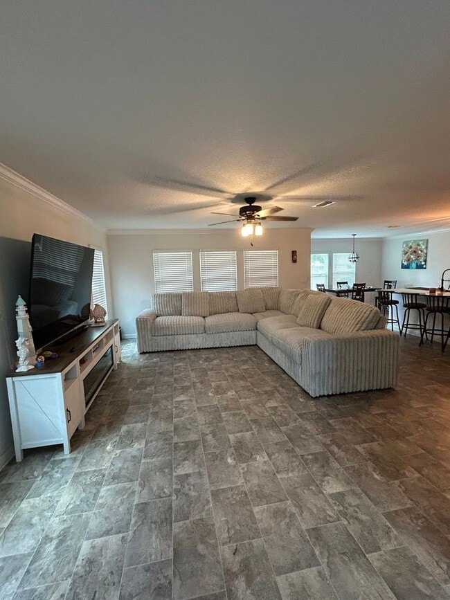 7712 Peace Ln