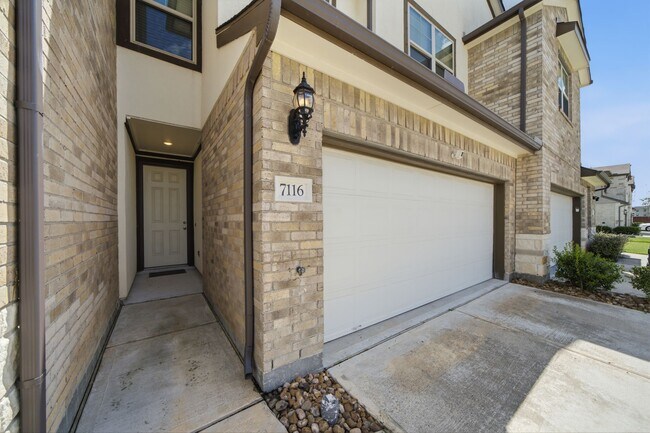 Photo - 7116 Elgin St