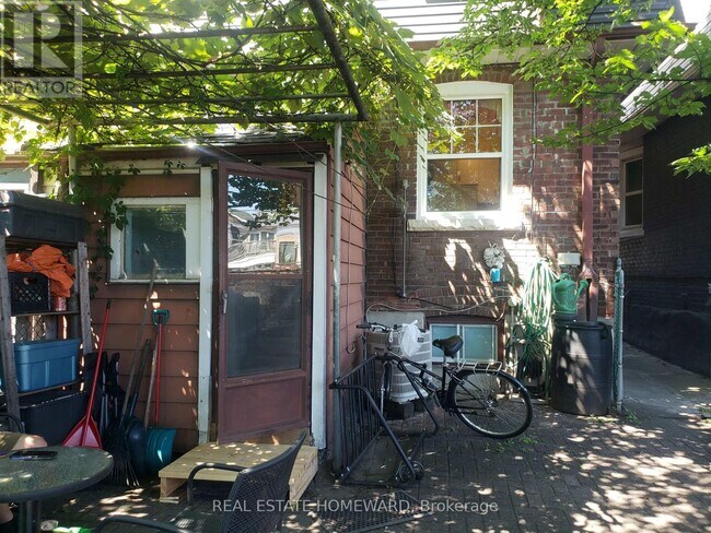 Photo - 687 Dupont St