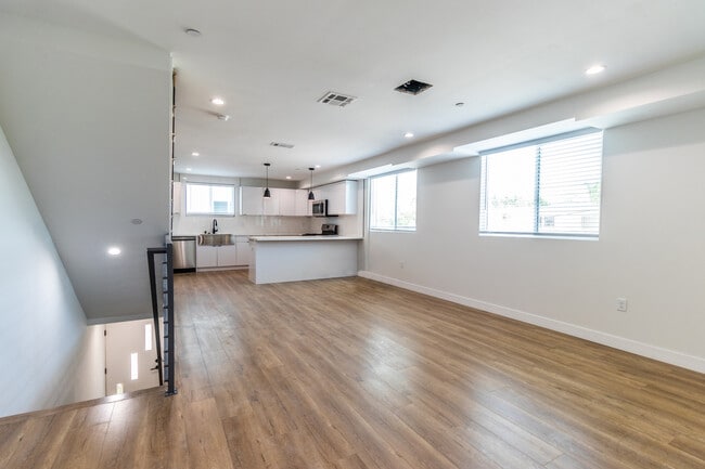 Photo - 2218 Carmona Ave