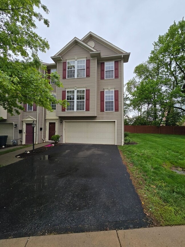 Beautiful End Unit Townhouse - Convenientl... - Beautiful End Unit Townhouse - Convenientl...