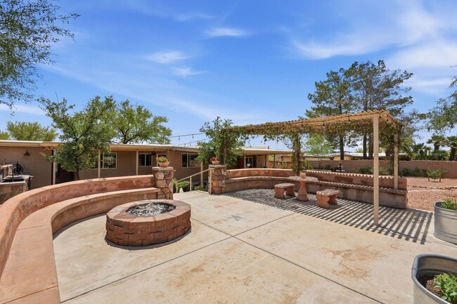 Building Photo - 4 Bedroom Home on 1 Acre Lot