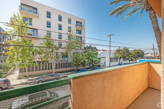 1BR, 1BA - 600SF - Balcony