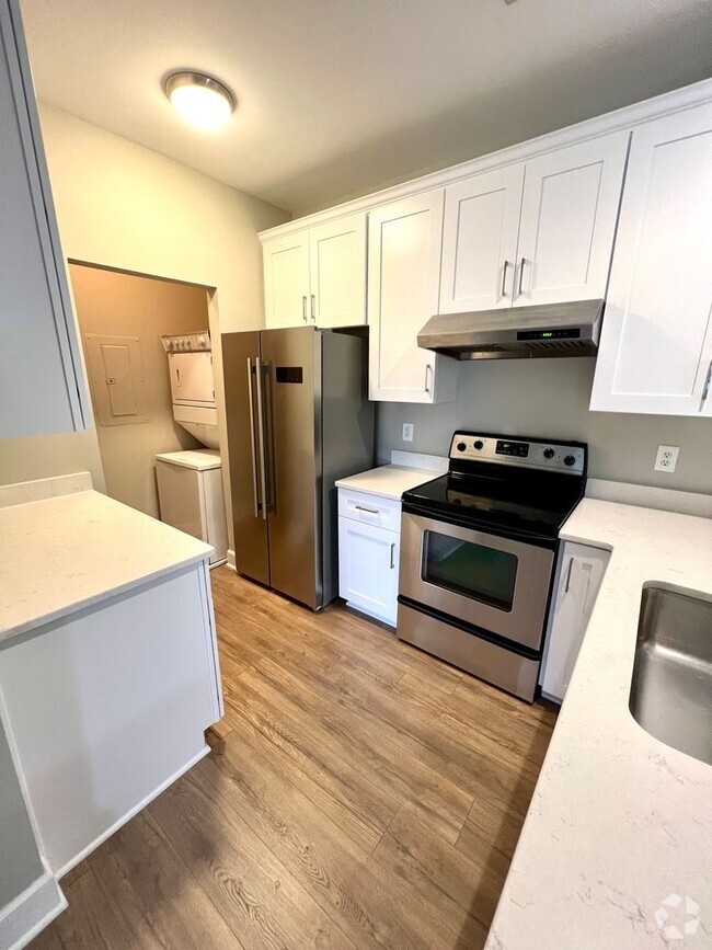 Building Photo - Freshly Renovated 2 Bed 1 Bath Condo in Le...