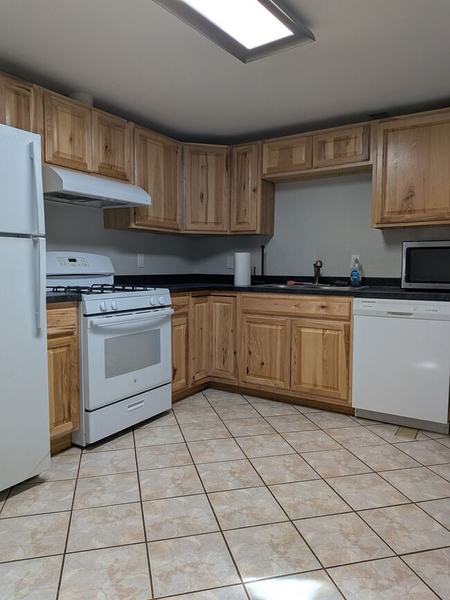 Building Photo - 3 Bedroom 1 Bathroom Apartment in Golden! Unit 943B