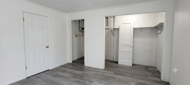 Photo - 305 W 7th St
