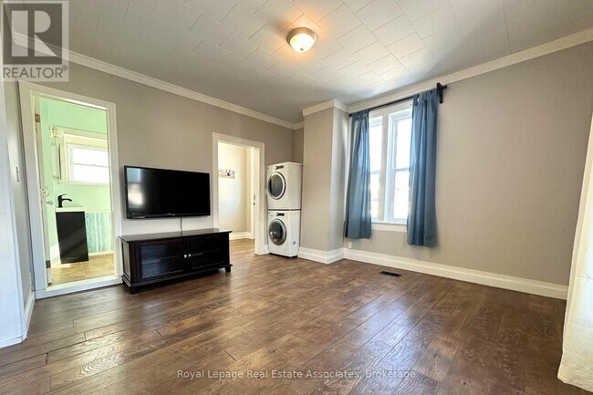 Photo - 485 Brown St